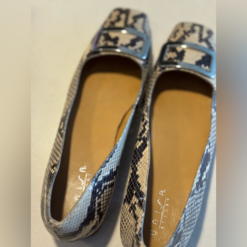 UNISA resort Women's Snakeskin Pattern Flats - Black and Tan